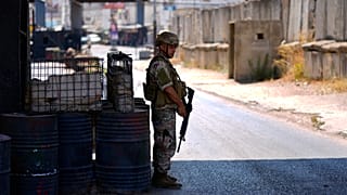 Un soldat de l'armée libanaise monte la garde à l'entrée du camp de réfugiés palestiniens de Ein el-Hilweh.