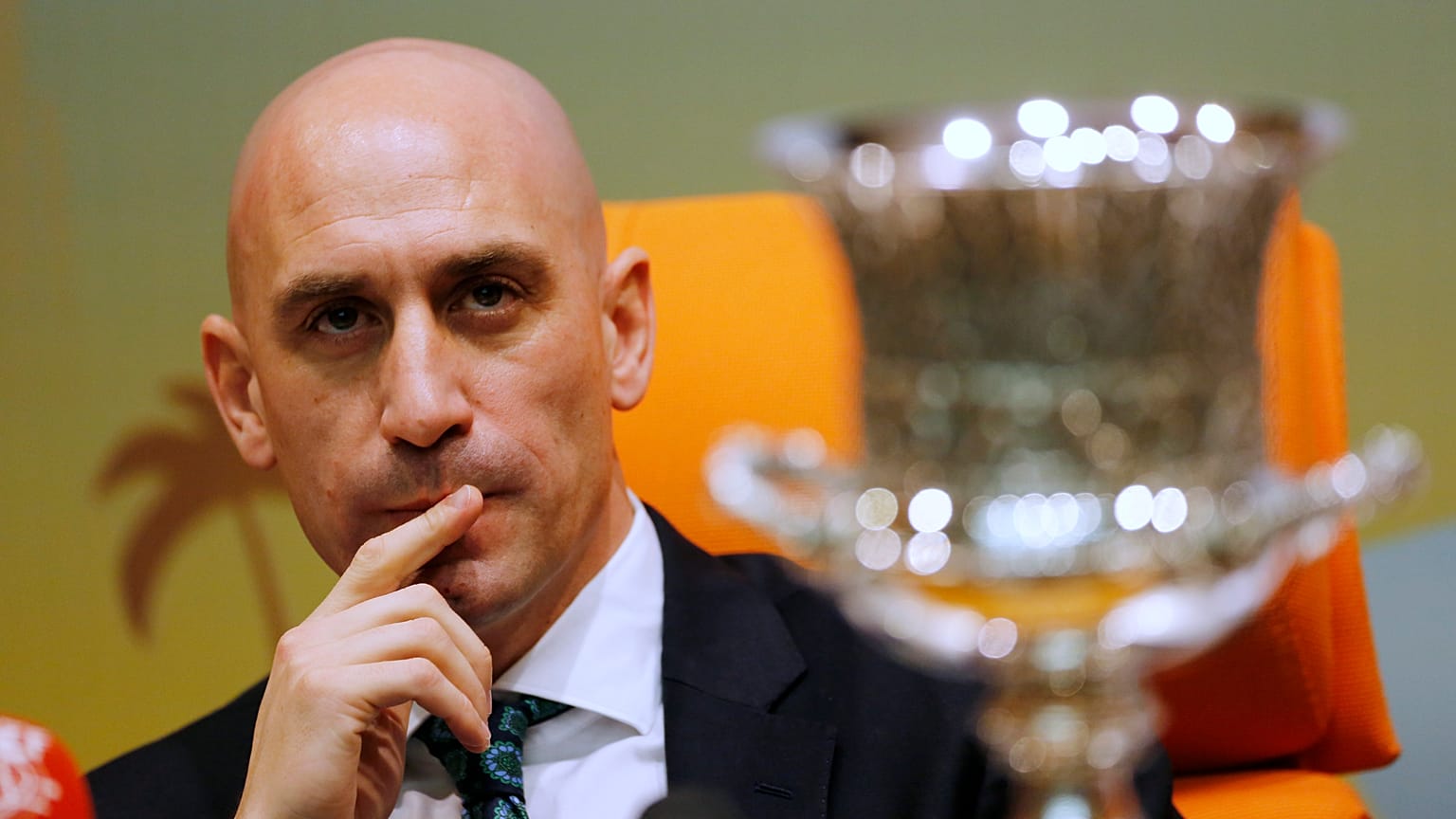 Luis Rubiales 2019-ben a Spanyol Szuperkupa trófeájával Szaúd-Arábiában