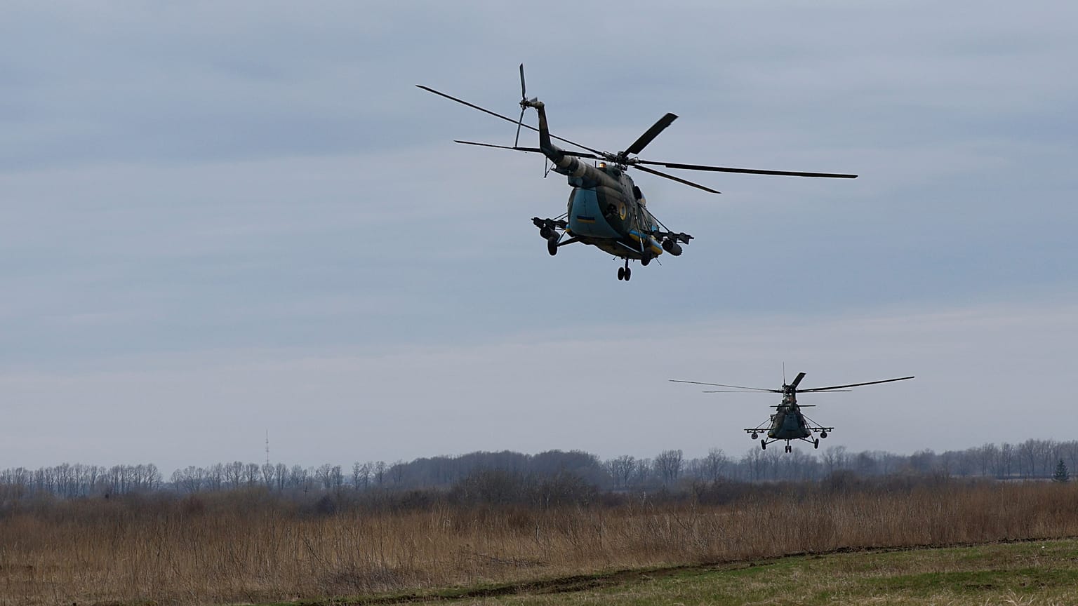 مروحيات أوكرانية من طراز MI-8 خلال مهمة قتالية في منطقة الدونباس 