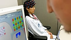 Japonya'nın başkenti Tokyo'da Hitachi firması tarafından yürütülen bir yapay zeka nöroteknoloji çalışmasından bir kare. (2007)