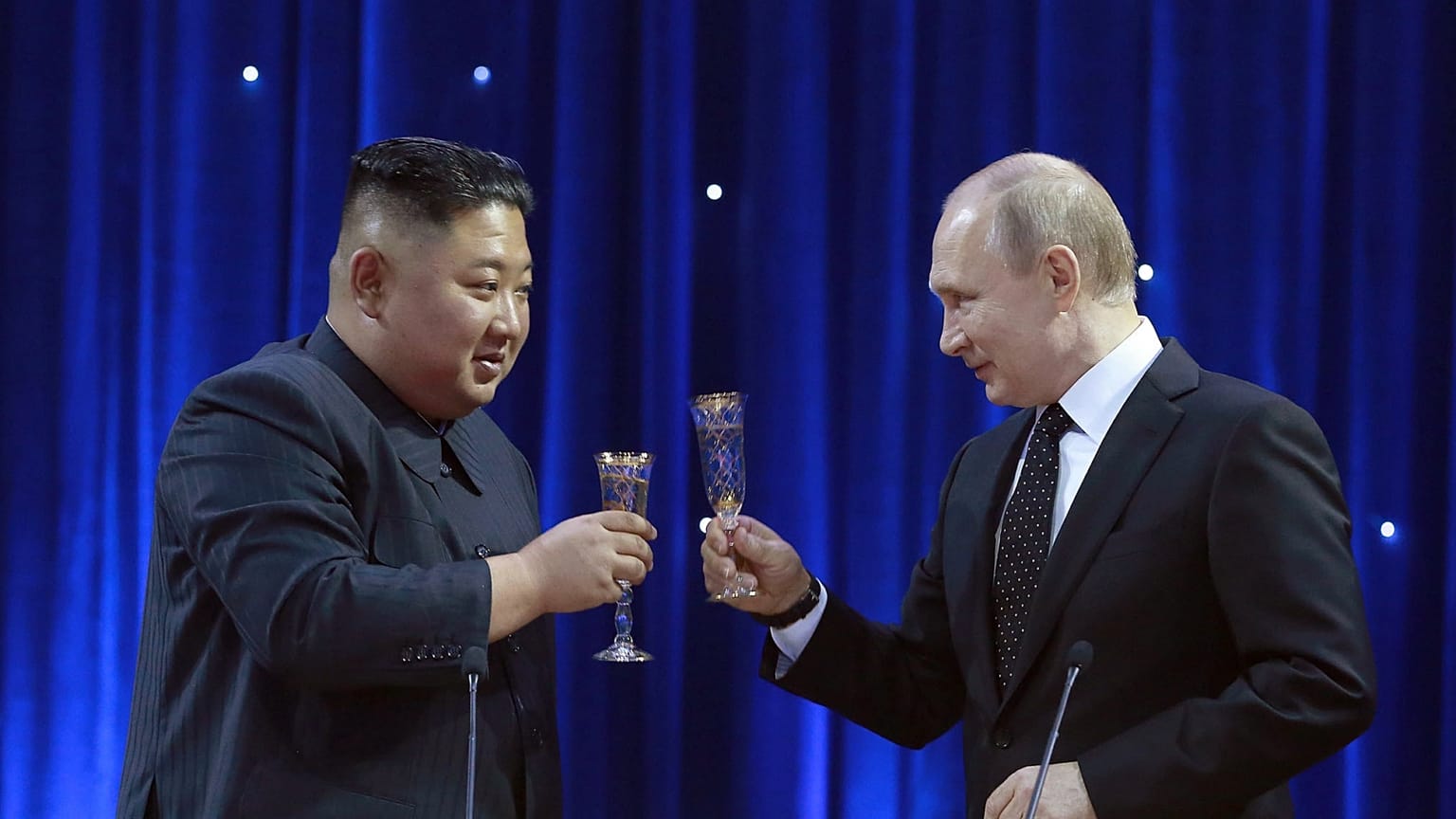 2019-es felvétel Kim Dzsongun és Vlagyimir Putyin koccintásáról