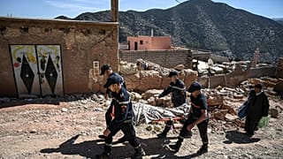 I soccorritori estraggono i sopravvissuti dalle macerie e recuperano i corpi dei morti