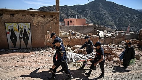 I soccorritori estraggono i sopravvissuti dalle macerie e recuperano i corpi dei morti