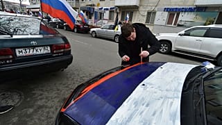 Rus işgali altındaki Kırım'da bir kişi aracını Rus bayrağının renklerine boyadı (arşiv)