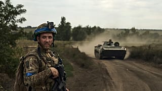 Ein ukrainischer Soldat blickt auf einen Schützenpanzer in der Nähe von Bakhmut