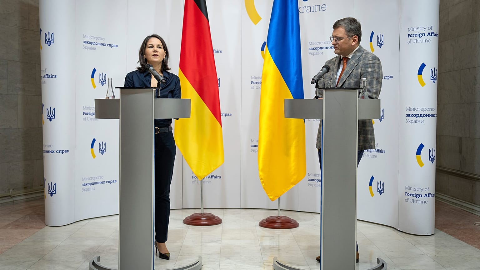 Ministra dos Negócios Estrangeiros da Alemanha, Annalena Baerbock, e homólogo ucraniano, Dmytro Kuleba, em Kiev