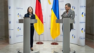 Annalena Baerbock és Dmitro Kuleba a közös sajtótájékoztatójukon