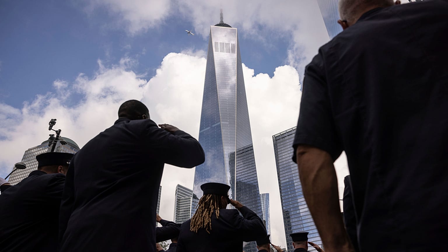 Bomberos en posición de saludo durante uno de los momentos de silencio en Nueva York en conmemoración de las víctimas de los atentados del 11 de septiembre de 2001.