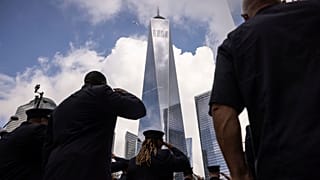 Bomberos en posición de saludo durante uno de los momentos de silencio en Nueva York en conmemoración de las víctimas de los atentados del 11 de septiembre de 2001.