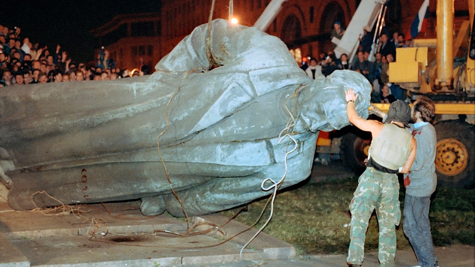 أزيل تمثال مؤسس الكي جي بي فيليكس دزيرجينسكي من موسكو عام 1991 مع انهيار الاتحاد السوفياتي 