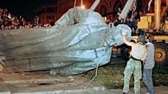 أزيل تمثال مؤسس الكي جي بي فيليكس دزيرجينسكي من موسكو عام 1991 مع انهيار الاتحاد السوفياتي 