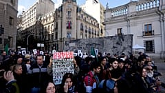 Люди собрались с плакатами у президентского дворца