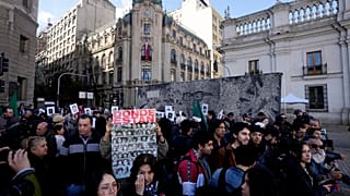 Люди собрались с плакатами у президентского дворца