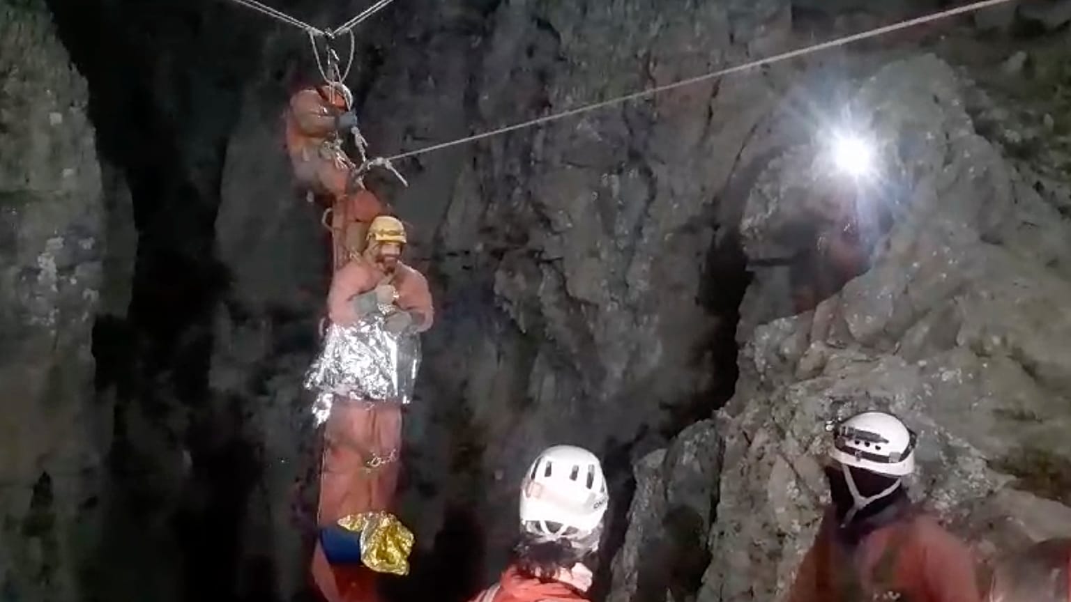 Le spéléologue américain Mark Dickey, sanglé sur une civière, pour sa dernière étape de sortie du réseau de grotte de Morca, Turquie, 12/09/2023
