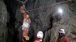 Le spéléologue américain Mark Dickey, sanglé sur une civière, pour sa dernière étape de sortie du réseau de grotte de Morca, Turquie, 12/09/2023