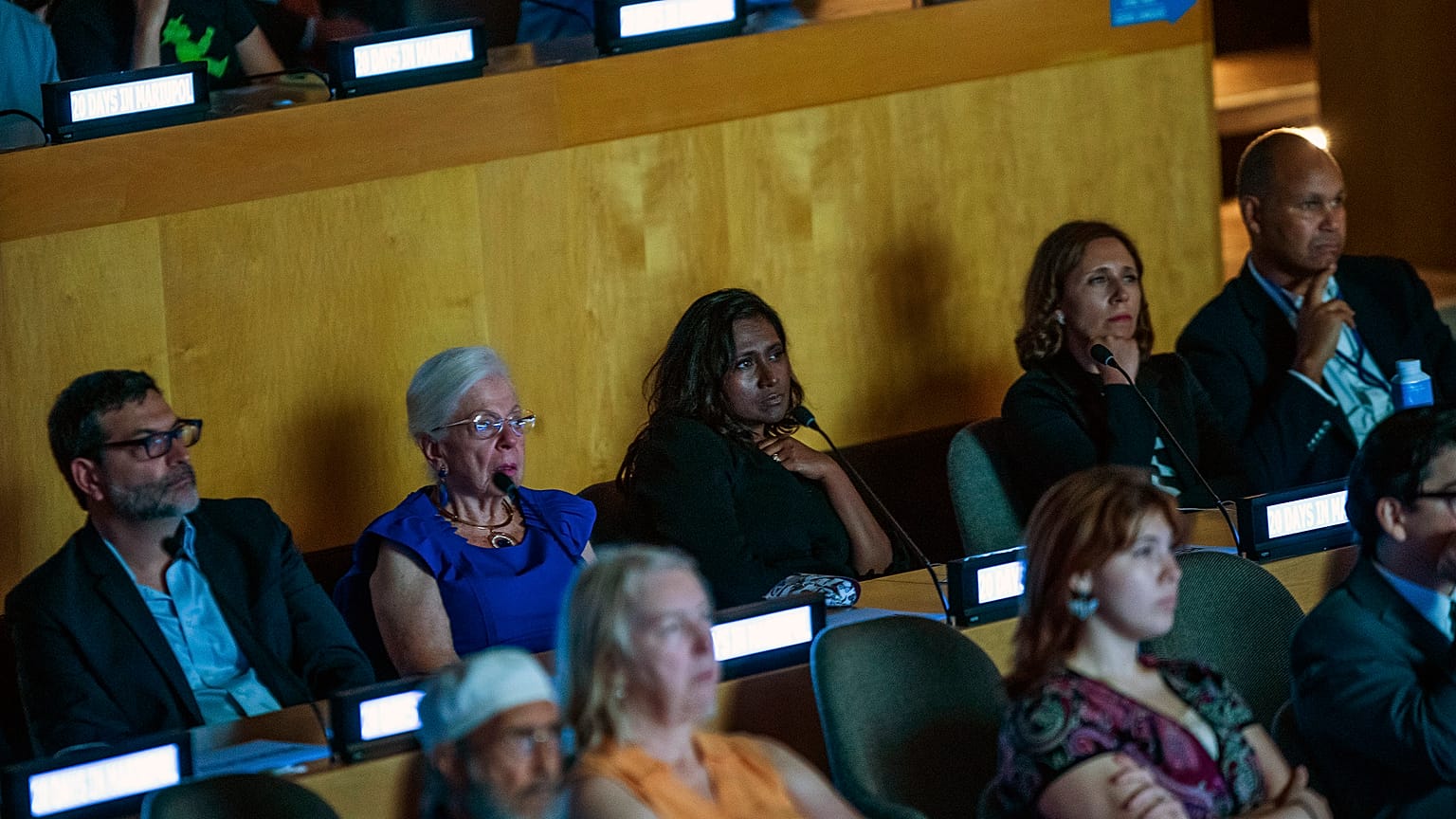 Daisy Veerasingham, Presidenta y Directora General de Ap, y Julie Pace, Vicepresidenta Senior y Editora Ejecutiva de AP, ven el documental en la sede de la ONU.