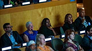 Daisy Veerasingham, presidente e directora executiva da AP, e Julie Pace, vice-presidente sénior e editora executiva da AP, assistem ao documento na sede da ONU