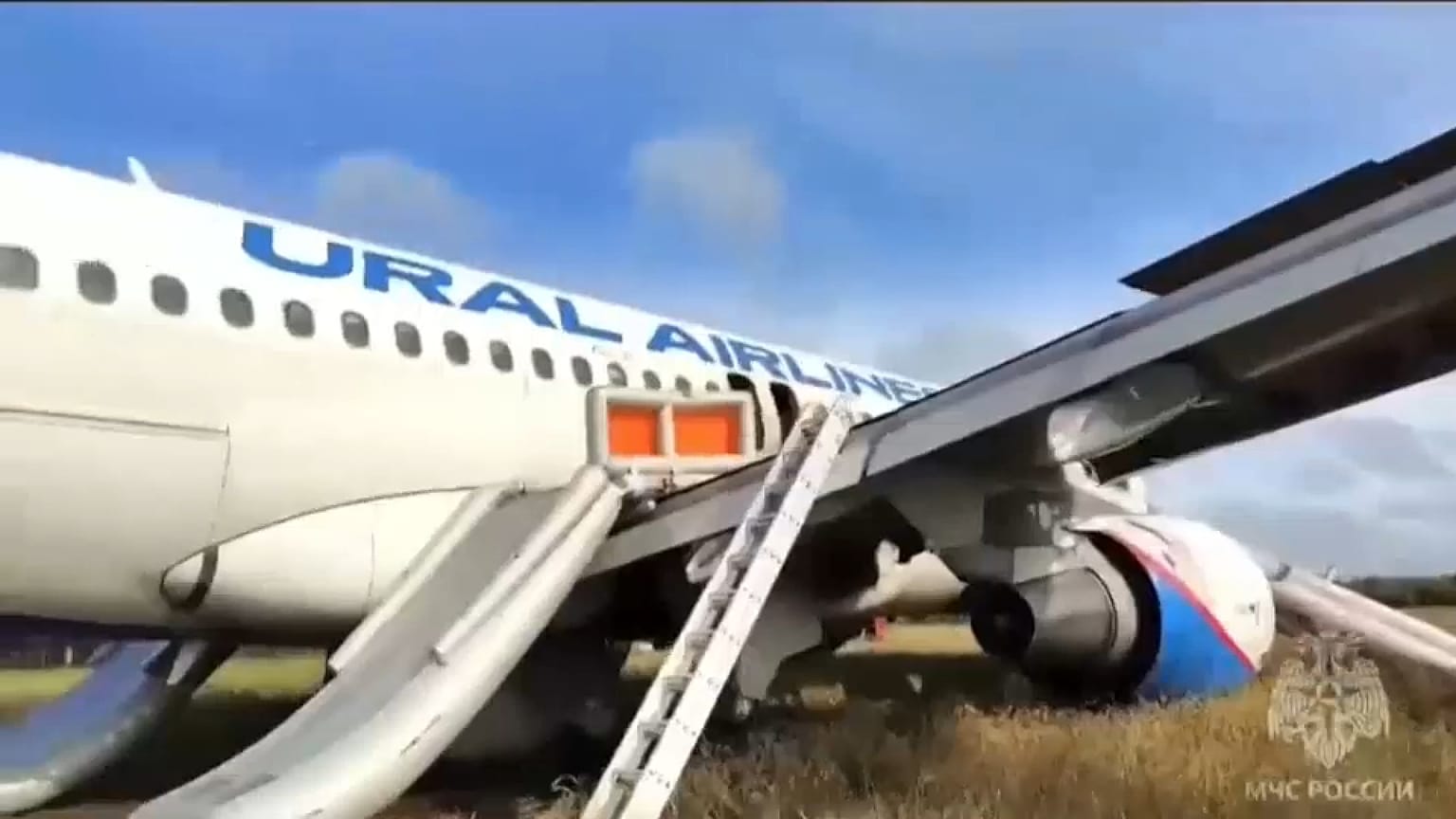 Cette image fournie par les service de secours montrent l'appareil après son atterrissage d'urgence