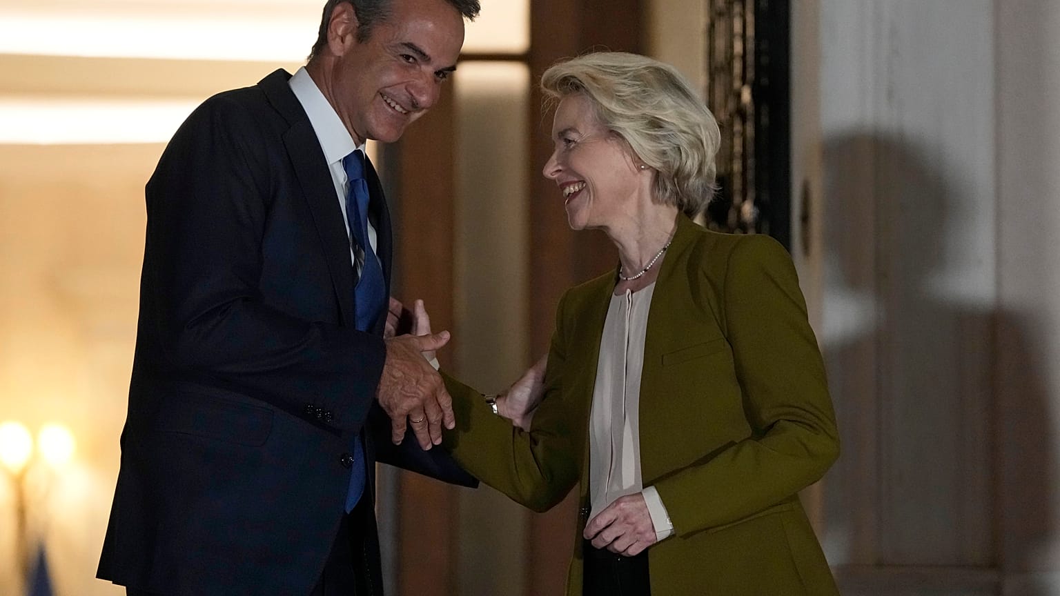 Le Premier ministre grec, Kyriakos Mitsotakis, et la présidente de la Commission européenne, Ursula von der Leyen
