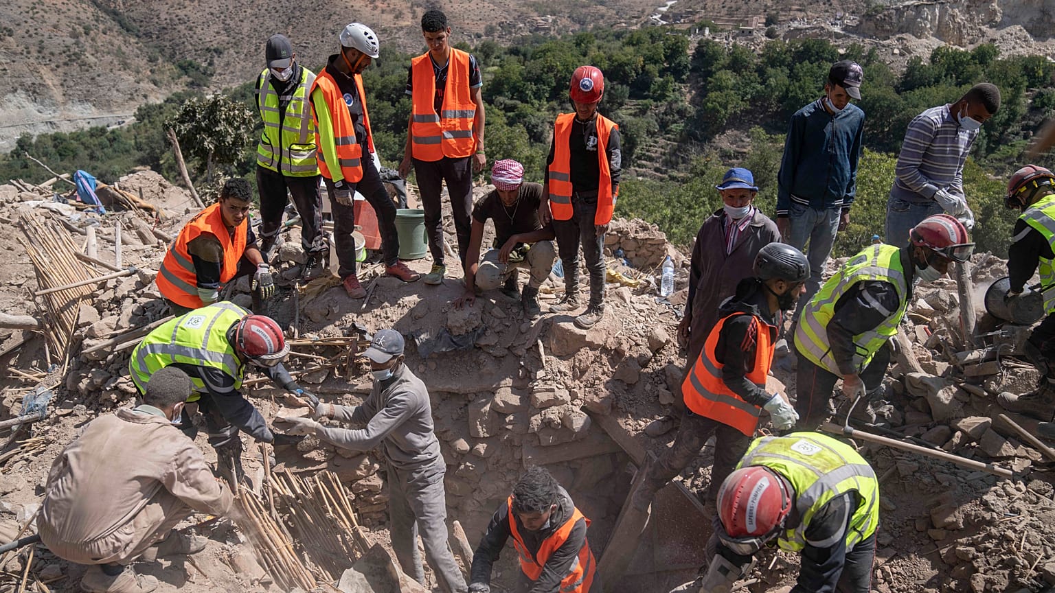 فريق إنقاذ يحاول انتشال جثة امرأة قتلت جراء الزلزال في بلدة إيمي نتالا الجبلية في المغرب. 2023/09/12