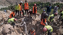 فريق إنقاذ يحاول انتشال جثة امرأة قتلت جراء الزلزال في بلدة إيمي نتالا الجبلية في المغرب. 2023/09/12