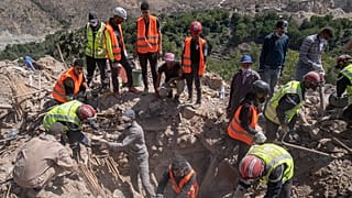 فريق إنقاذ يحاول انتشال جثة امرأة قتلت جراء الزلزال في بلدة إيمي نتالا الجبلية في المغرب. 2023/09/12