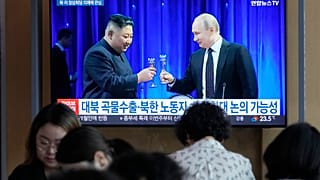 Archív felvétel Kim Dzsongun és Vlagyimir Putyin egy korábbi találkozóján, egy tévéképernyőn a szöuli pályaudvaron - 2023. 09. 12.