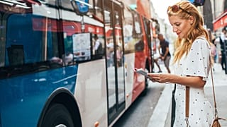 عکس تزئینی از یک زن کنار ایستگاه اتوبوس