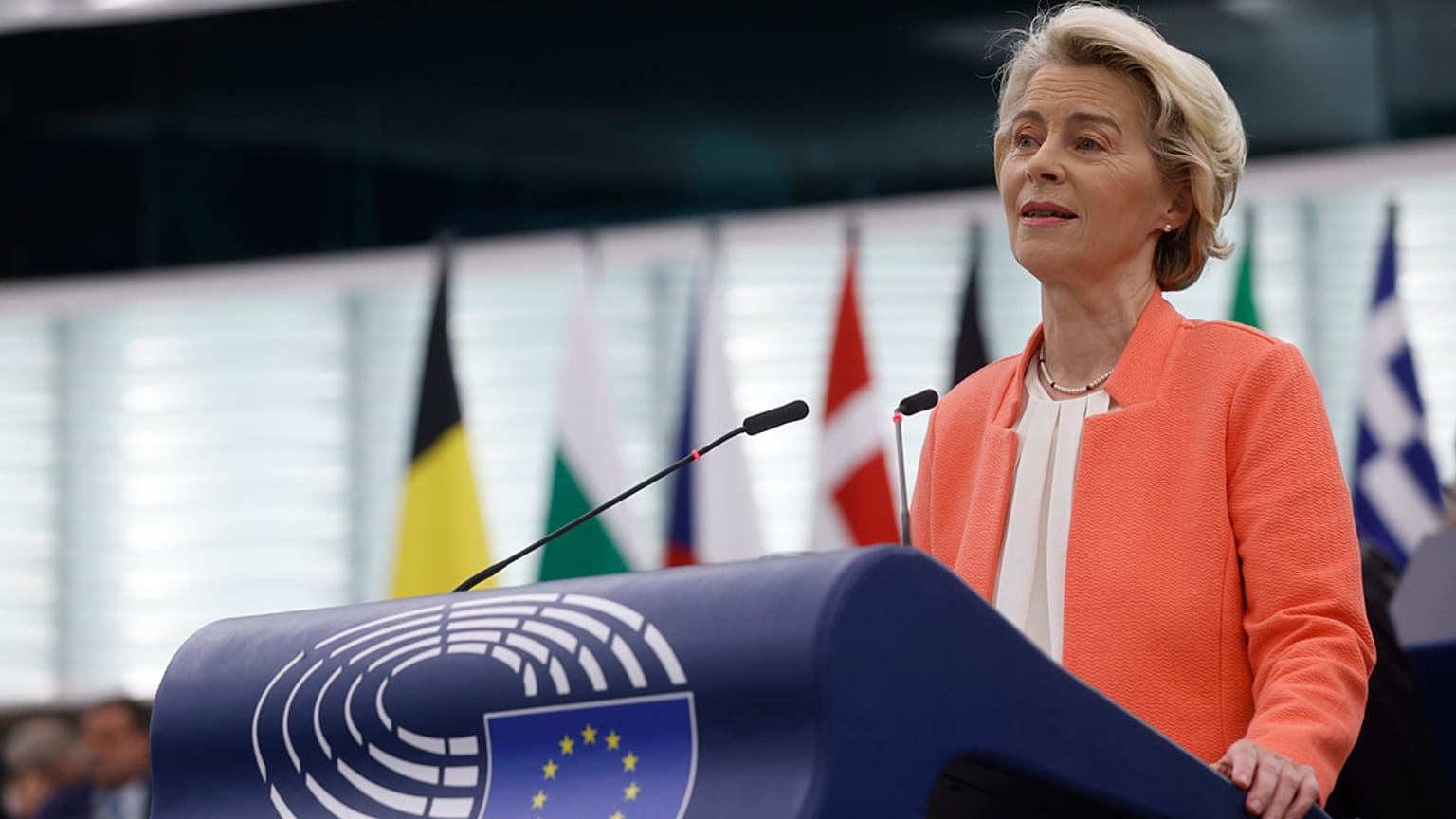 Durante o discurso do Estado da União do ano passado, Ursula von der Leyen vestiu-se de amarelo e azul para expressar a sua solidariedade para com a Ucrânia.