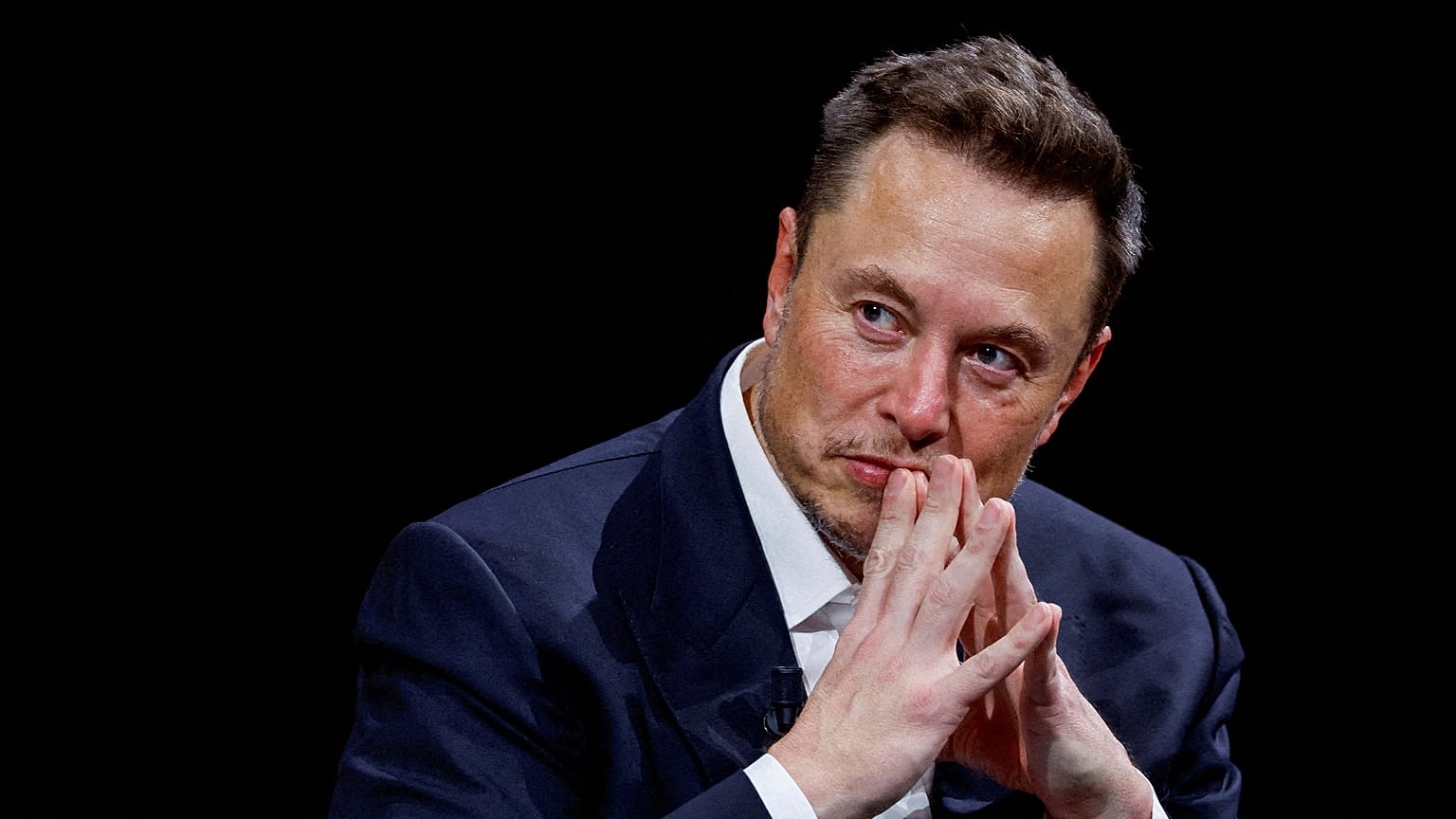 Elon Musk gesticula enquanto participa na conferência Viva Technology em Paris, França, a 16 de junho de 2023.