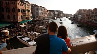 Los turistas disfrutan de la vista desde el puente de Rialto en Venecia, Italia, jueves 25 de septiembre de 2014.