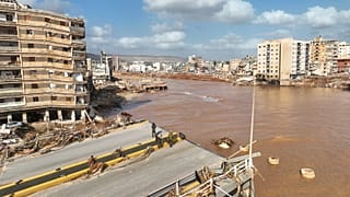 Estradas inudadas e prédios em perigo de cair em Derna, na Líbia, devido à tempestade "Daniel"