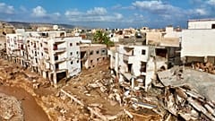 El colspdo de las presas liberaron un total de 33 millones de metros cúbicos de agua, llevándose a su paso zonas residenciales enteras.