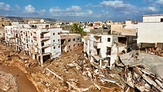El colspdo de las presas liberaron un total de 33 millones de metros cúbicos de agua, llevándose a su paso zonas residenciales enteras.