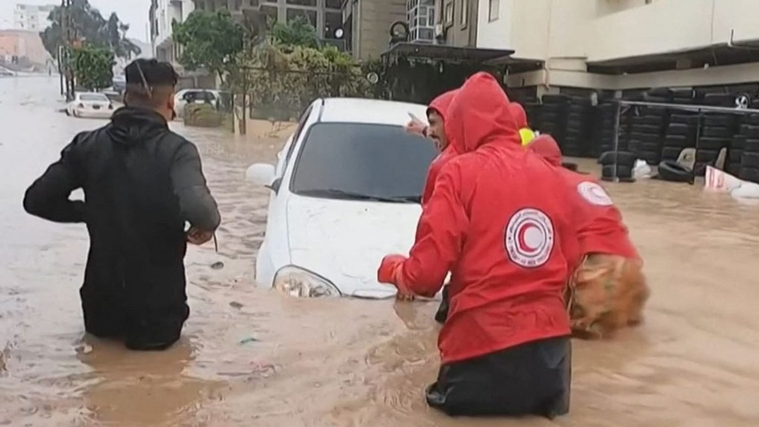 Rettungskräfte suchen nach Überlebenden in Darna