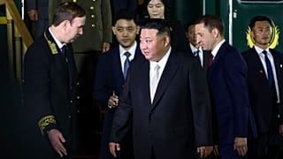 Primorsky Krai Bölge Yönetimi Basın Ofisi tarafından çekilen ve sağlanan fotoğrafta Kuzey Kore lideri Kim Jong Un Rusya'nın Khasan kentinde düzenlenen karşılama törenine katılıyor