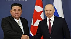 El presidente ruso Vladimir Putin y el líder norcoreano Kim Jong Un se estrechan la mano durante su reunión en el Cosmódromo Vostochni, Rusia, el 13 de septiembre de 2023.