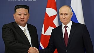 El presidente ruso Vladimir Putin y el líder norcoreano Kim Jong Un se estrechan la mano durante su reunión en el Cosmódromo Vostochni, Rusia, el 13 de septiembre de 2023.