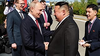 Presidente russo Vladimir Putin aperta a mão ao líder norte-coreano Kim Jong-un durante o encontro no Cosmódromo de Vostochny, na região de Amur, a 13 de setembro