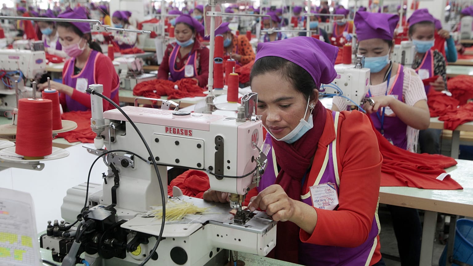 Ruhagyárban dolgozó nők Kambodzsa fővárosában, Phnom Penhben