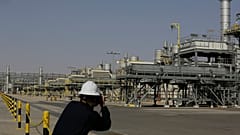 Ein Fotograf fotografiert das Khurais-Ölfeld während einer Tour für Journalisten, 150 km ost-nordöstlich von Riad, Saudi-Arabien