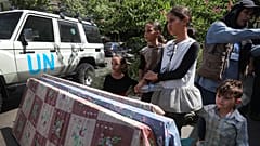 أطفال فلسطينيون فروا مع أهاليهم من مخيم عين الحلوة للاجئين الفلسطينيين