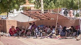سكان بلدة أمزميز بالقرب من مراكش يفترشون الأرض في العراء بعد أن دمر الزلزال منازلهم
