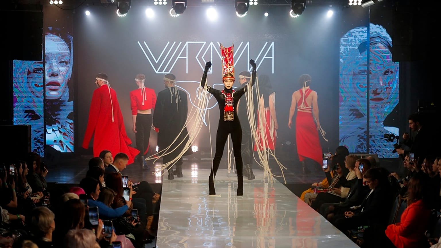 Divatbemutató Moszkvában, a Volga Fashion Weeken 2023. márcisu 18-án
