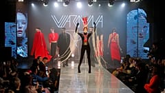 Divatbemutató Moszkvában, a Volga Fashion Weeken 2023. márcisu 18-án