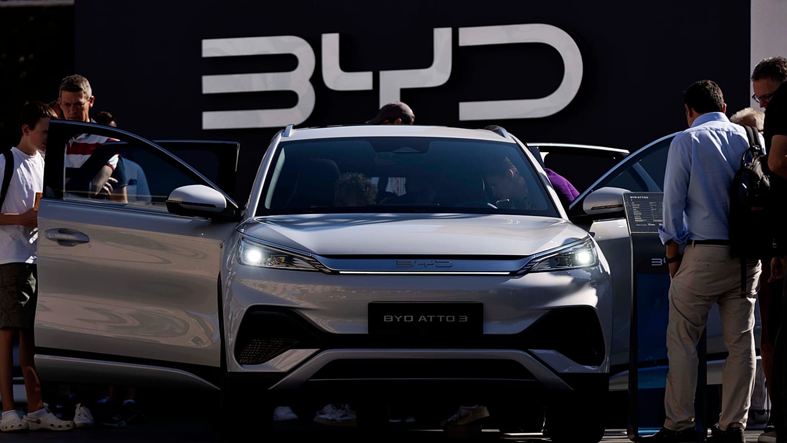 La Commission européenne va étudier les effets des voitures électriques chinoises à bas prix sur le marché européen.