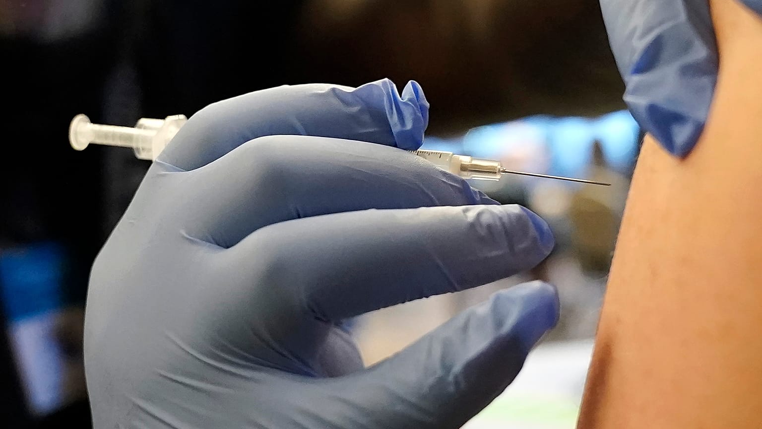شخص يتلقى جرعة معززة من لقاح فايزر لمرض كوفيد-19