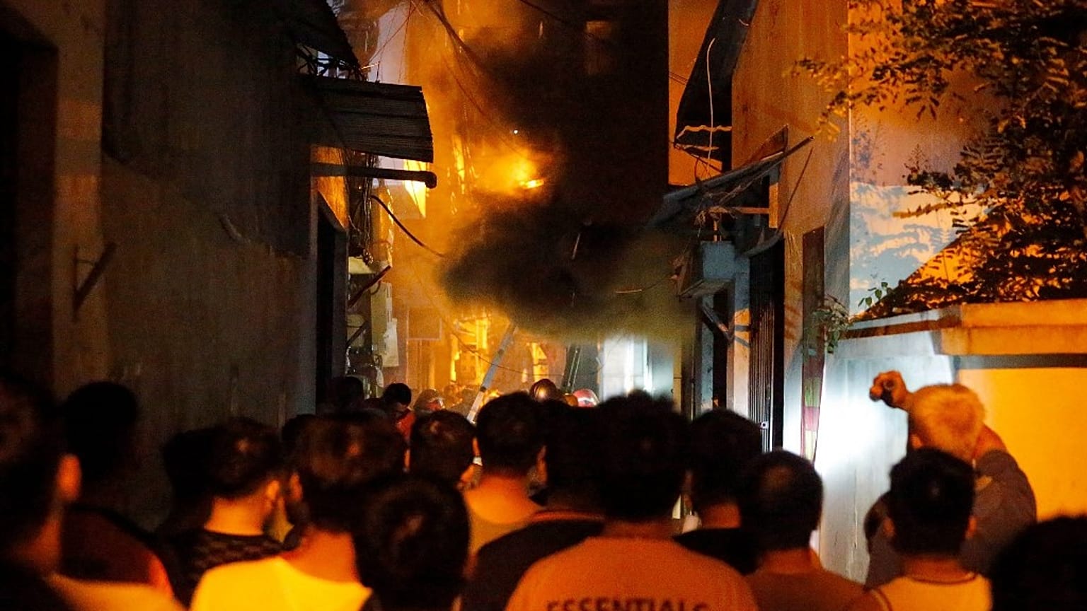 I vigili del fuoco provano a domare le fiamme nel condominio di Hanoi