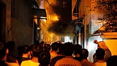 I vigili del fuoco provano a domare le fiamme nel condominio di Hanoi