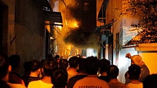 I vigili del fuoco provano a domare le fiamme nel condominio di Hanoi